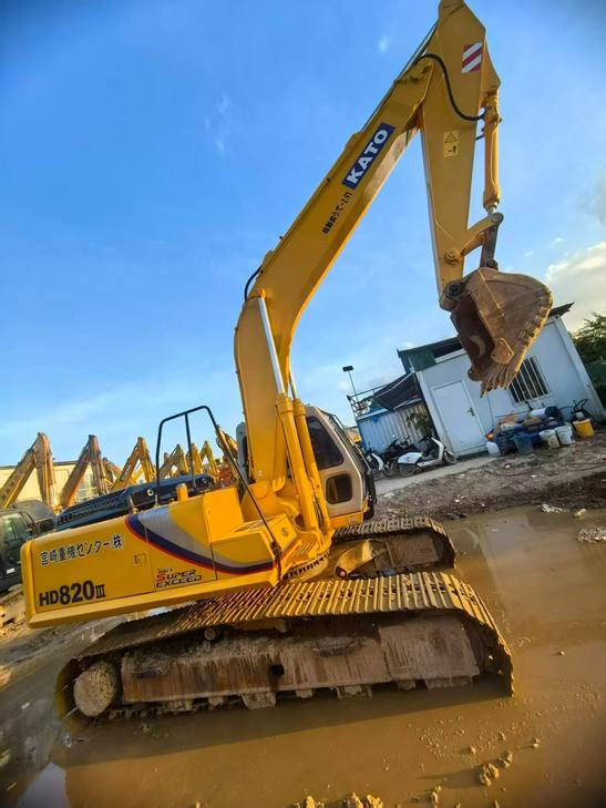 Buy Kato 820-3SP Used Excavator / 1