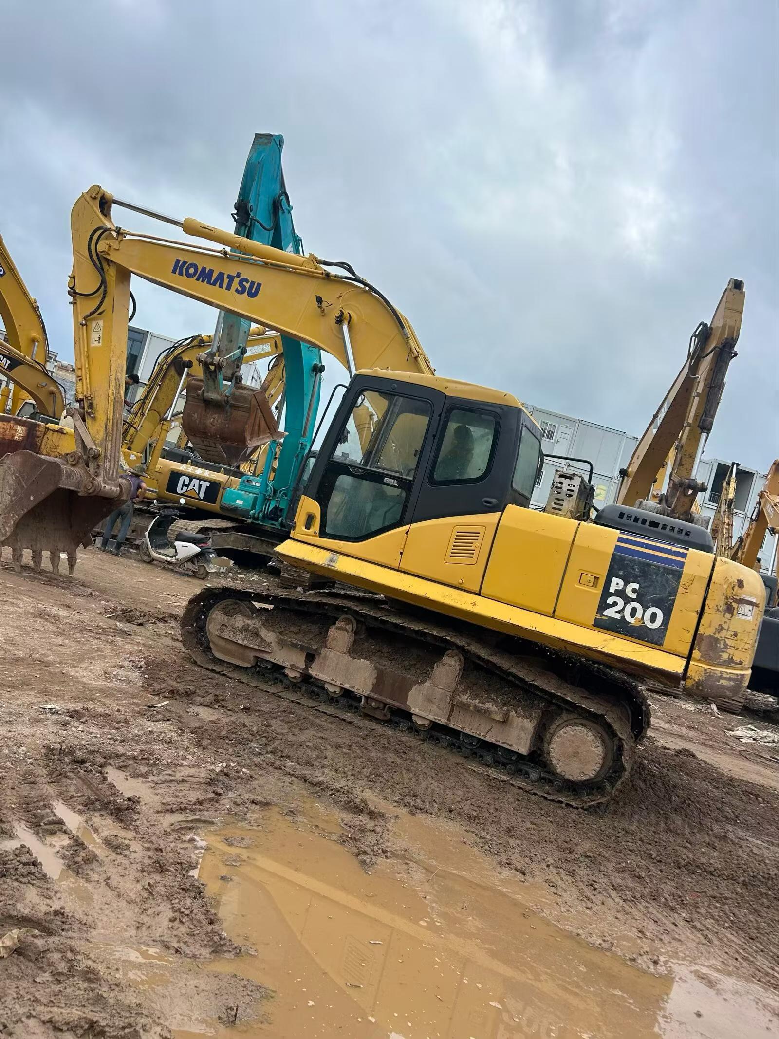 Buy Komatsu PC200-7 Used Excavator / 3
