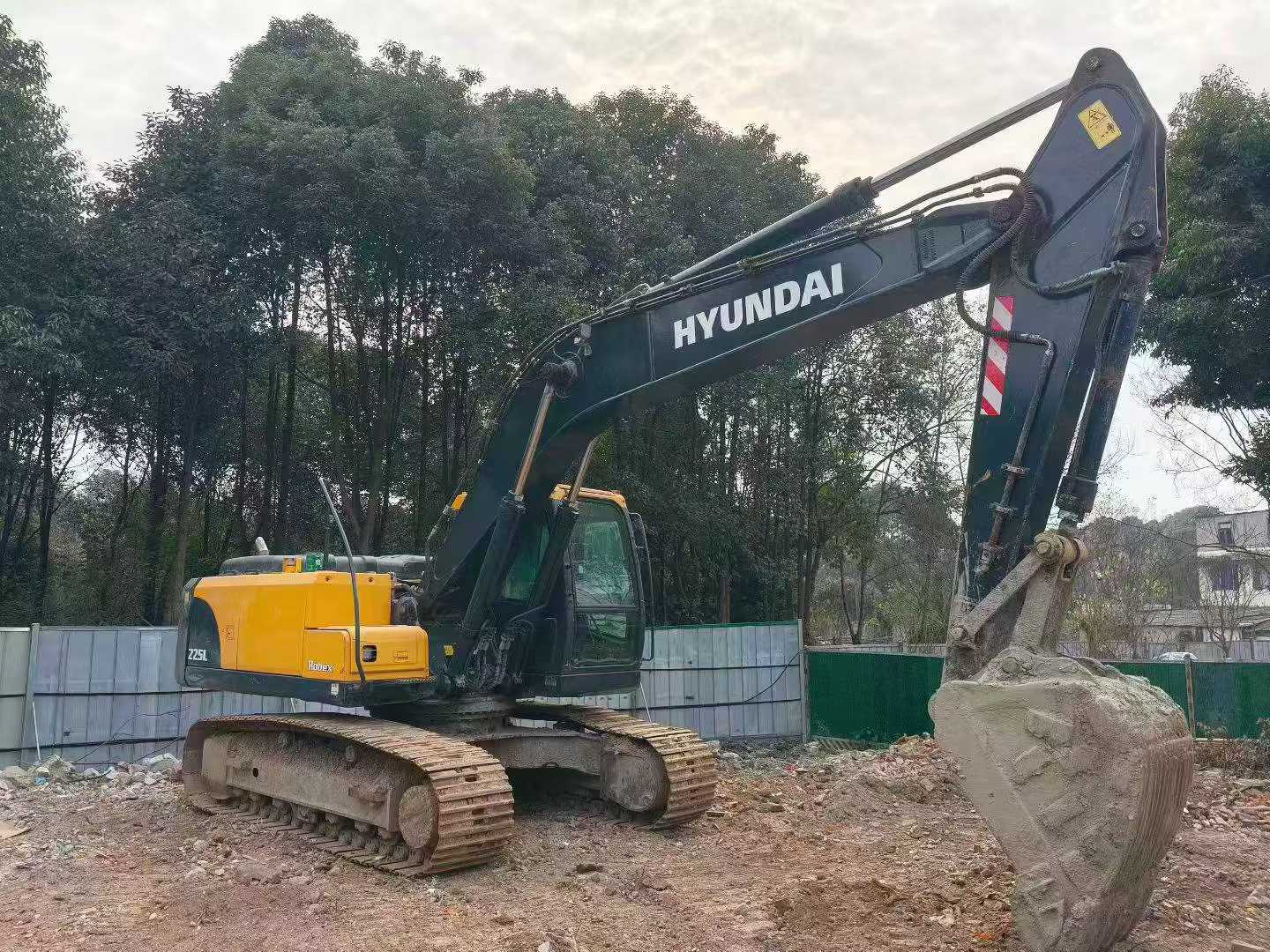 Compre Escavadeira Hyundai R215-7 Usada / 3