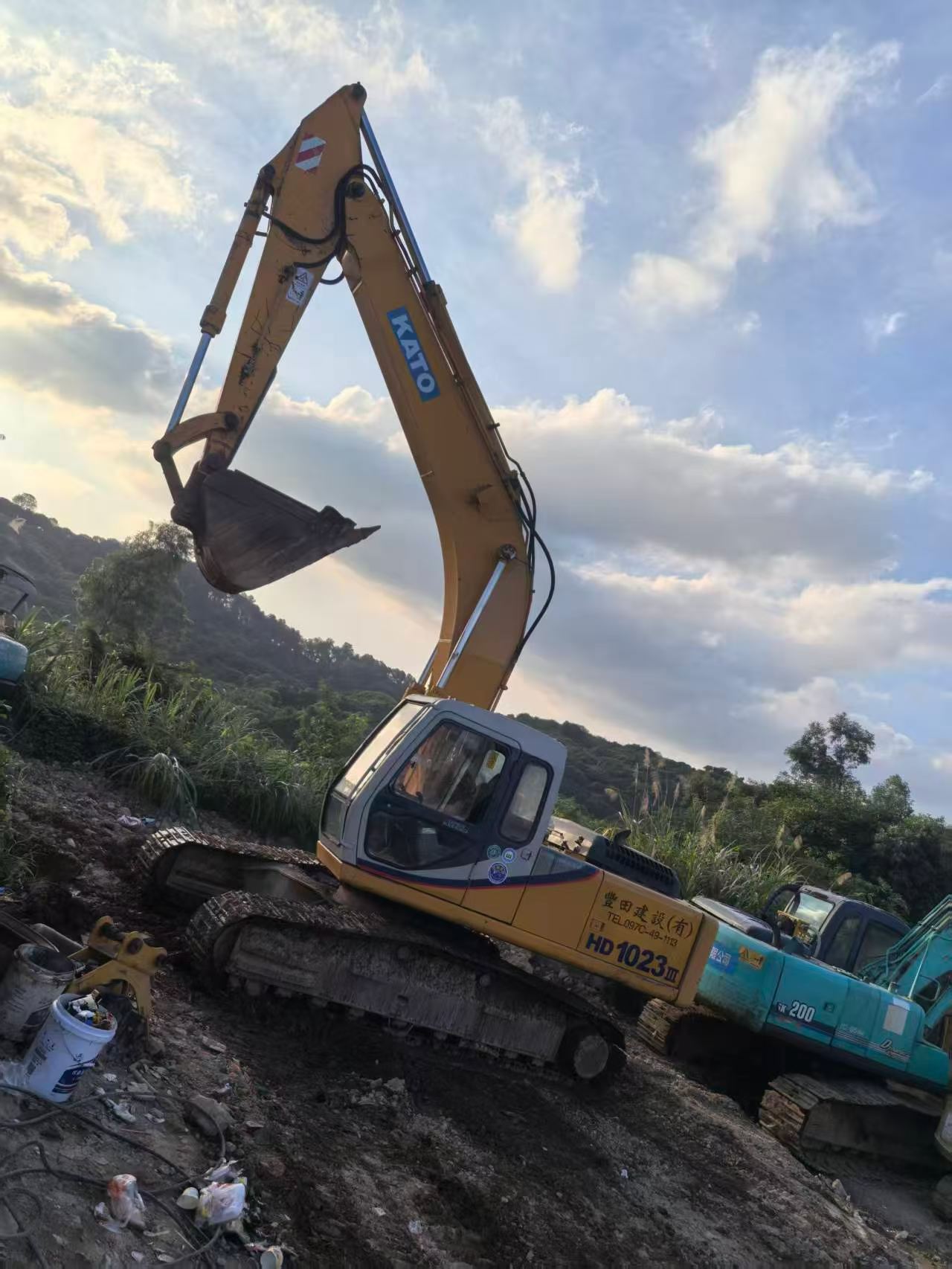Buy Kato HD1023-LC Used Excavator / 2