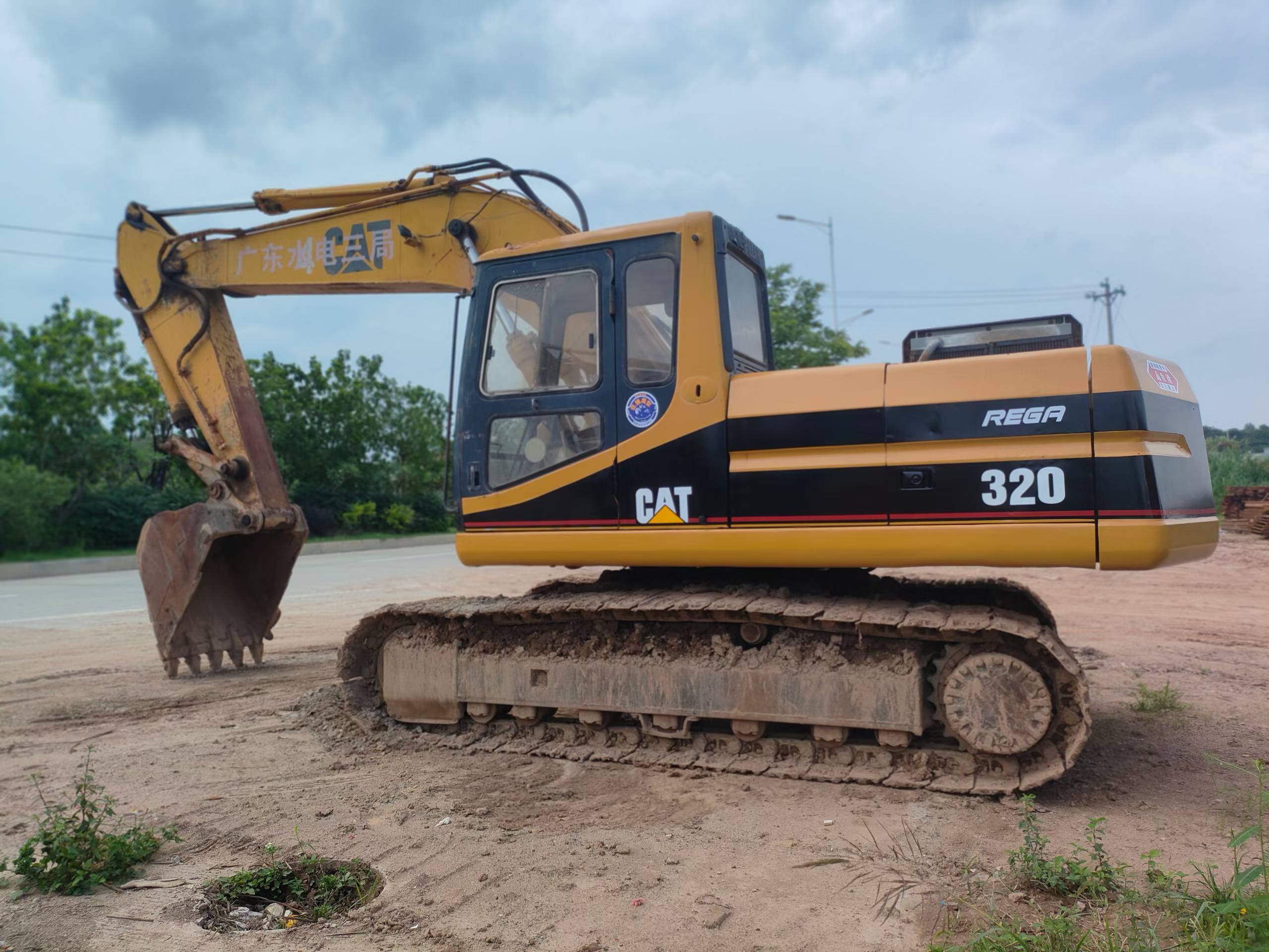Buy Caterpillar 320V2 Used Excavator / 2