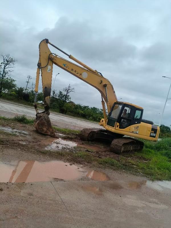 Buy Komatsu PC200-7 Used Excavator / 2