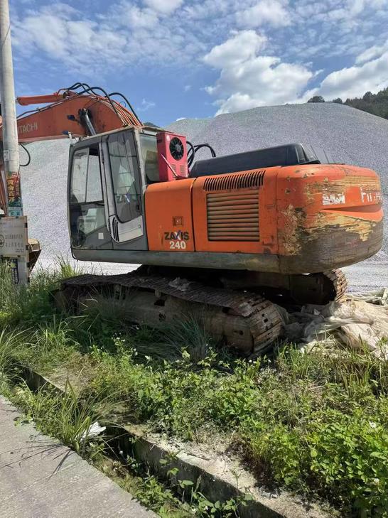 Buy Hitachi EX240-3 Used Excavator / 1