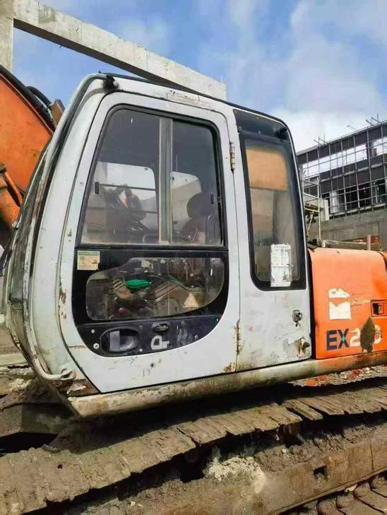 Buy Hitachi EX200-5 Used Excavator / 1