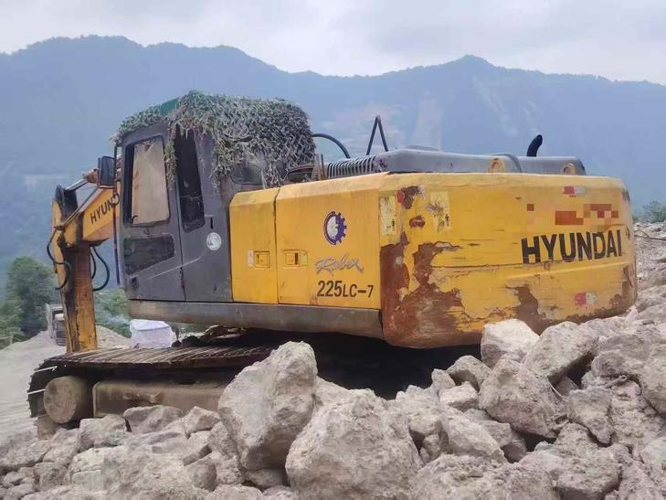 Buy Hyundai R225-7 Used Excavator / 1