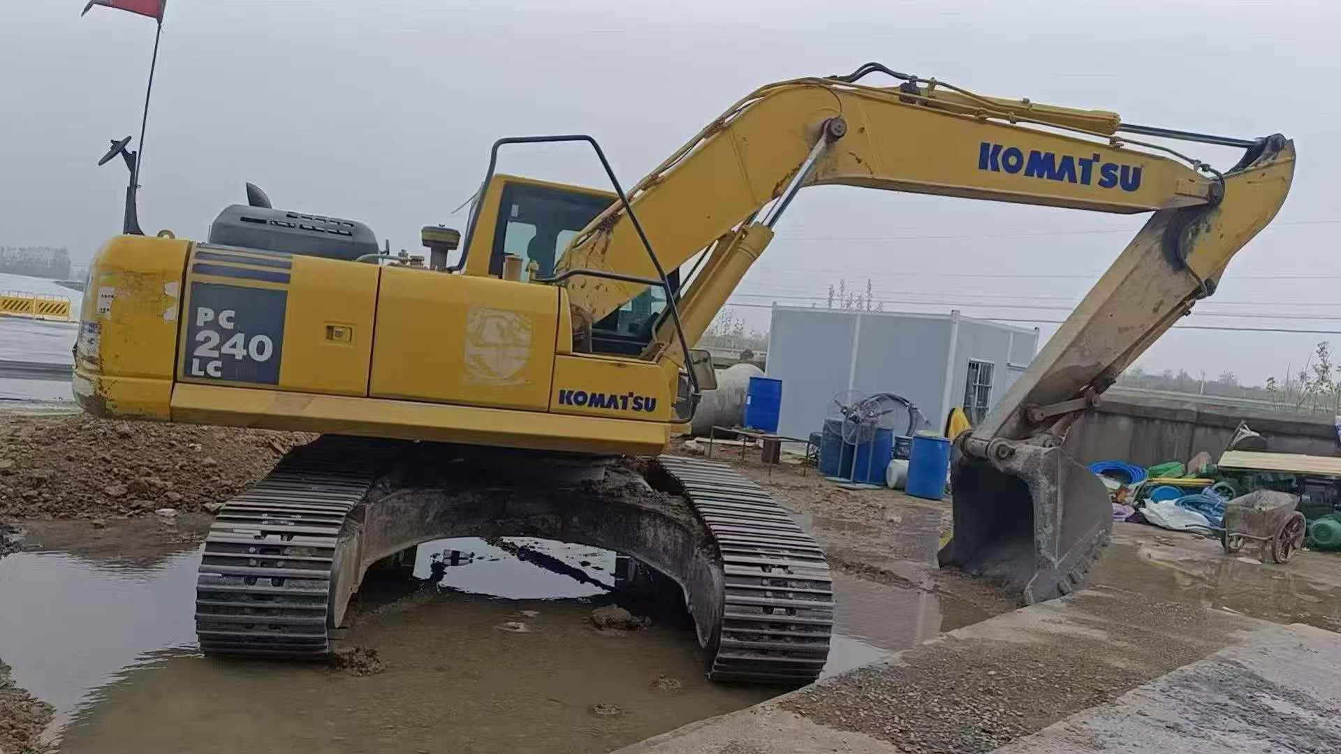 Buy Komatsu PC240-6 Used Excavator / 3