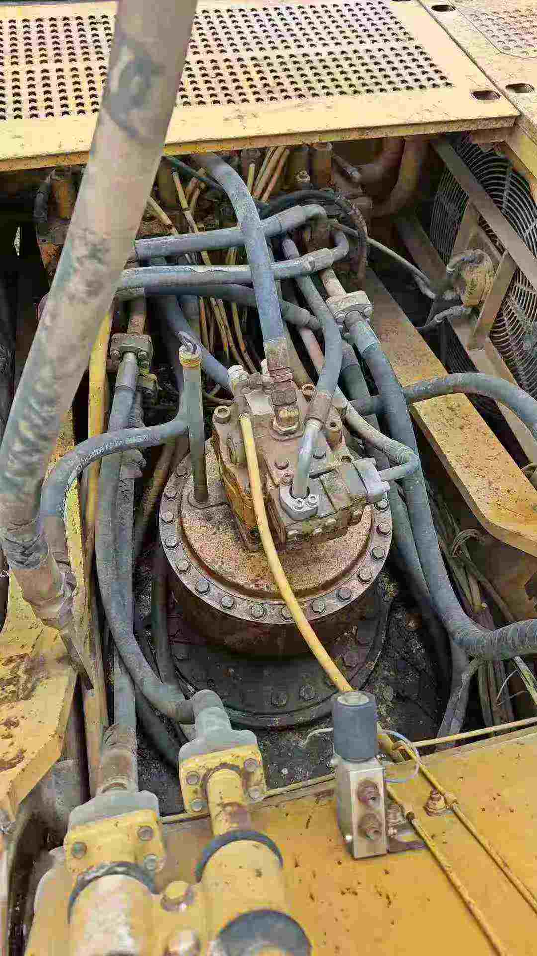 شراء حفارة Caterpillar 330C مستعملة / 5