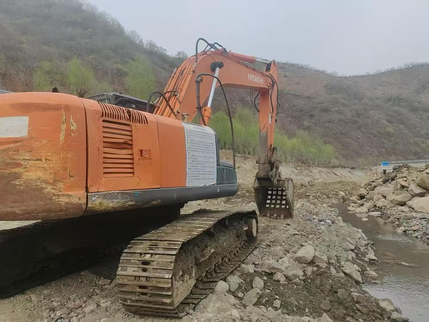 شراء حفارة Hitachi EX240-3 مستعملة / 3