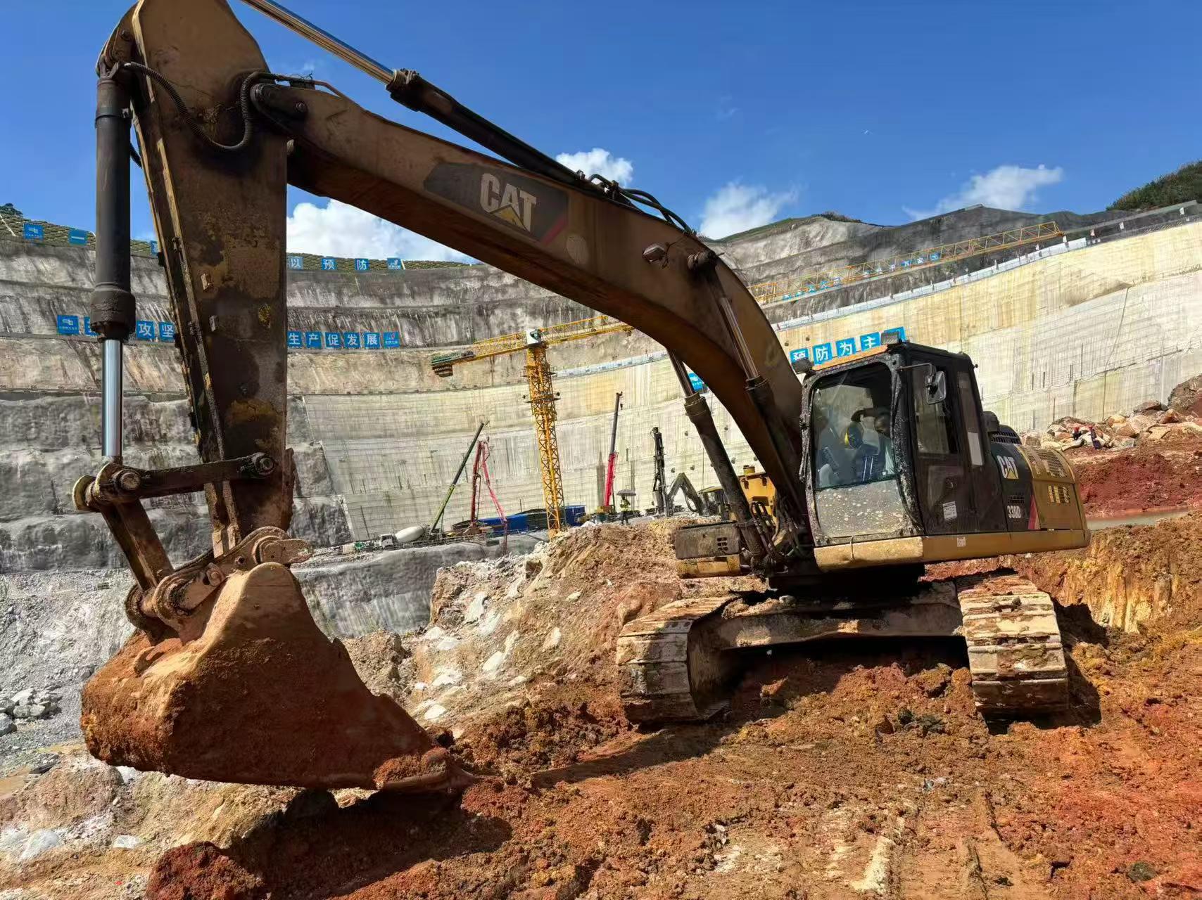 شراء حفارة Caterpillar 330B مستعملة / 2