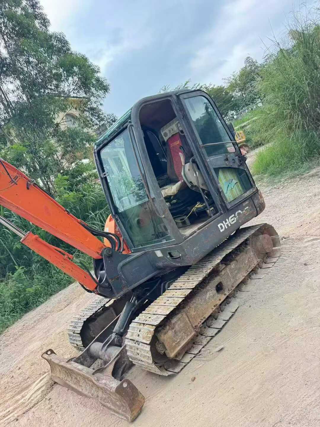 شراء حفارة Doosan DH60 مستعملة / 4