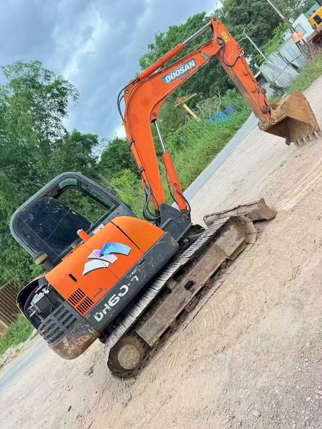شراء حفارة Doosan DH60 مستعملة / 2