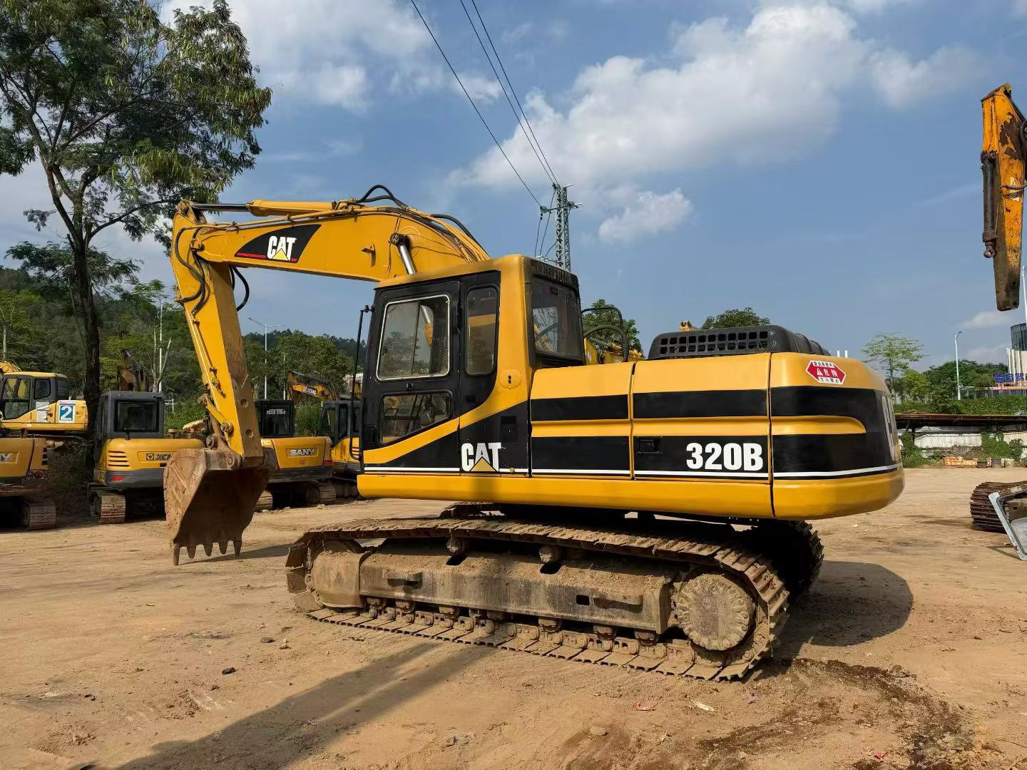 شراء حفارة Caterpillar 320B مستعملة / 2