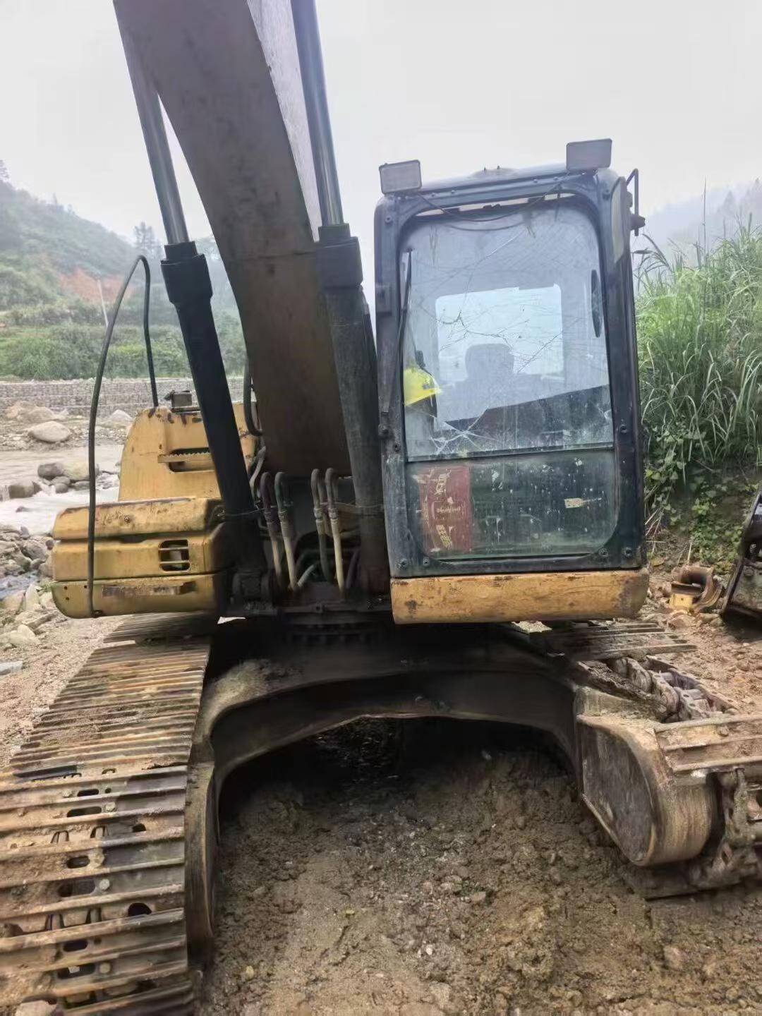 شراء حفارة Caterpillar 320A مستعملة / 2