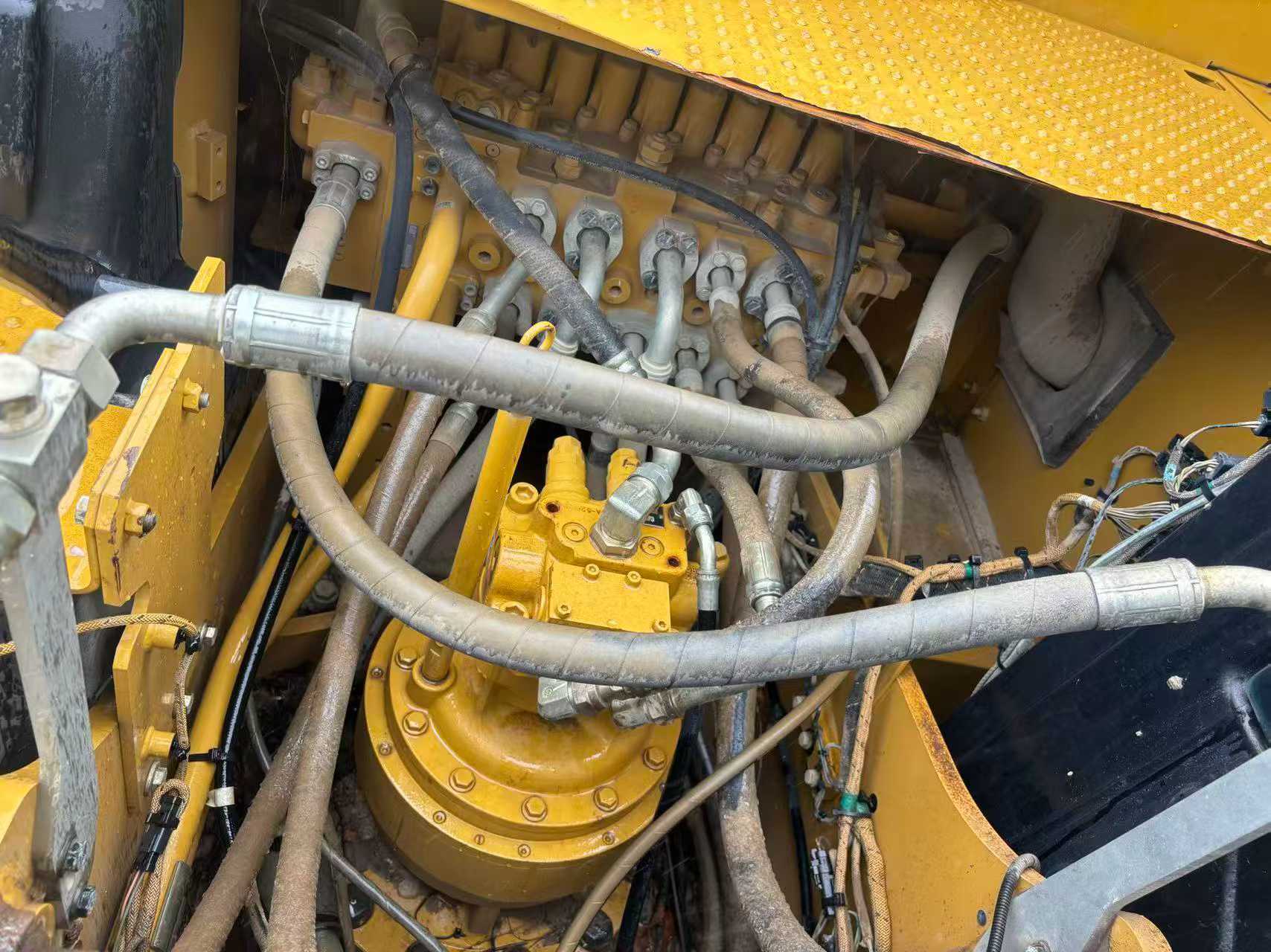 شراء حفارة Caterpillar 320A مستعملة / 3