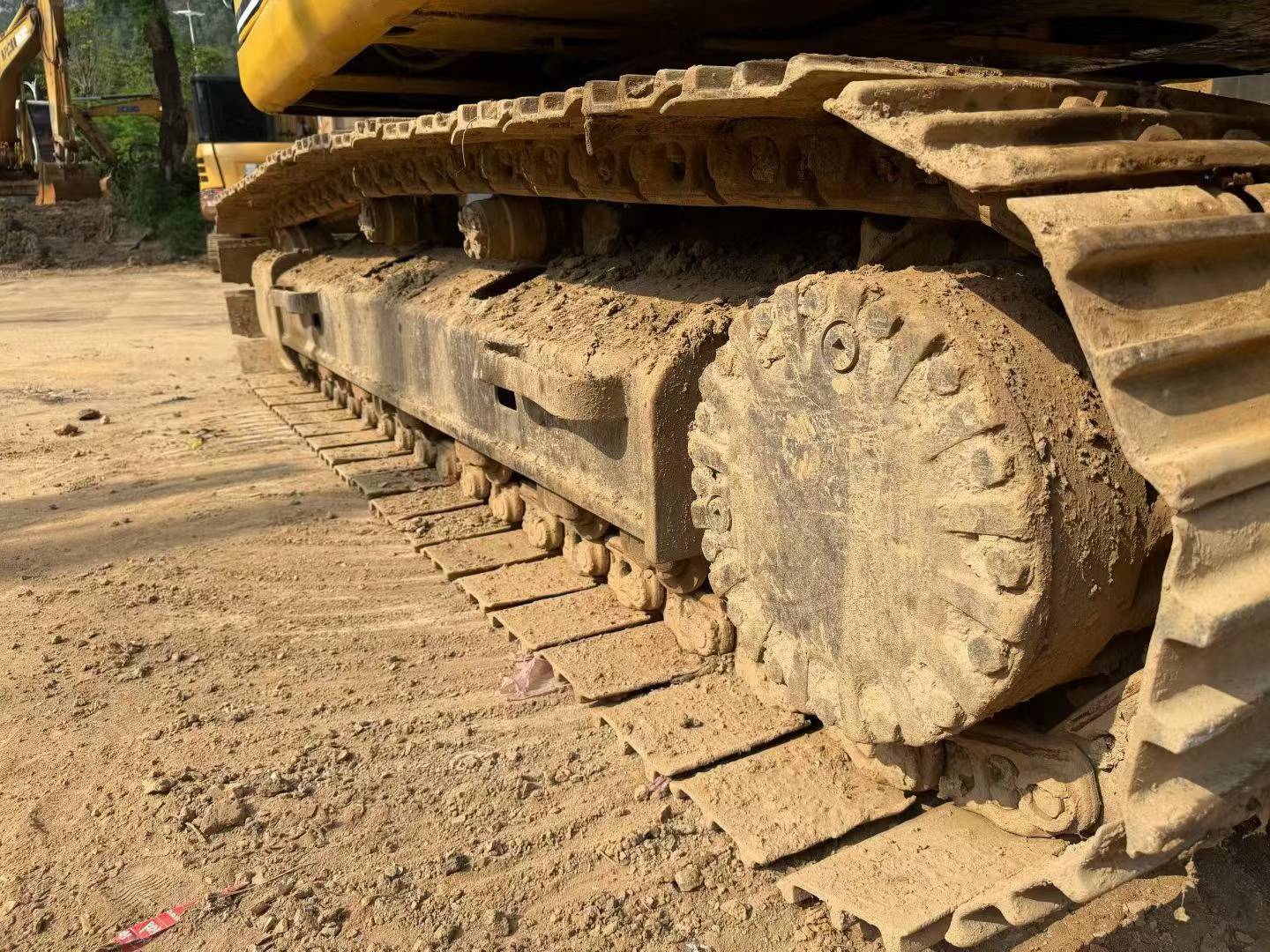 شراء حفارة Caterpillar 320B مستعملة / 3