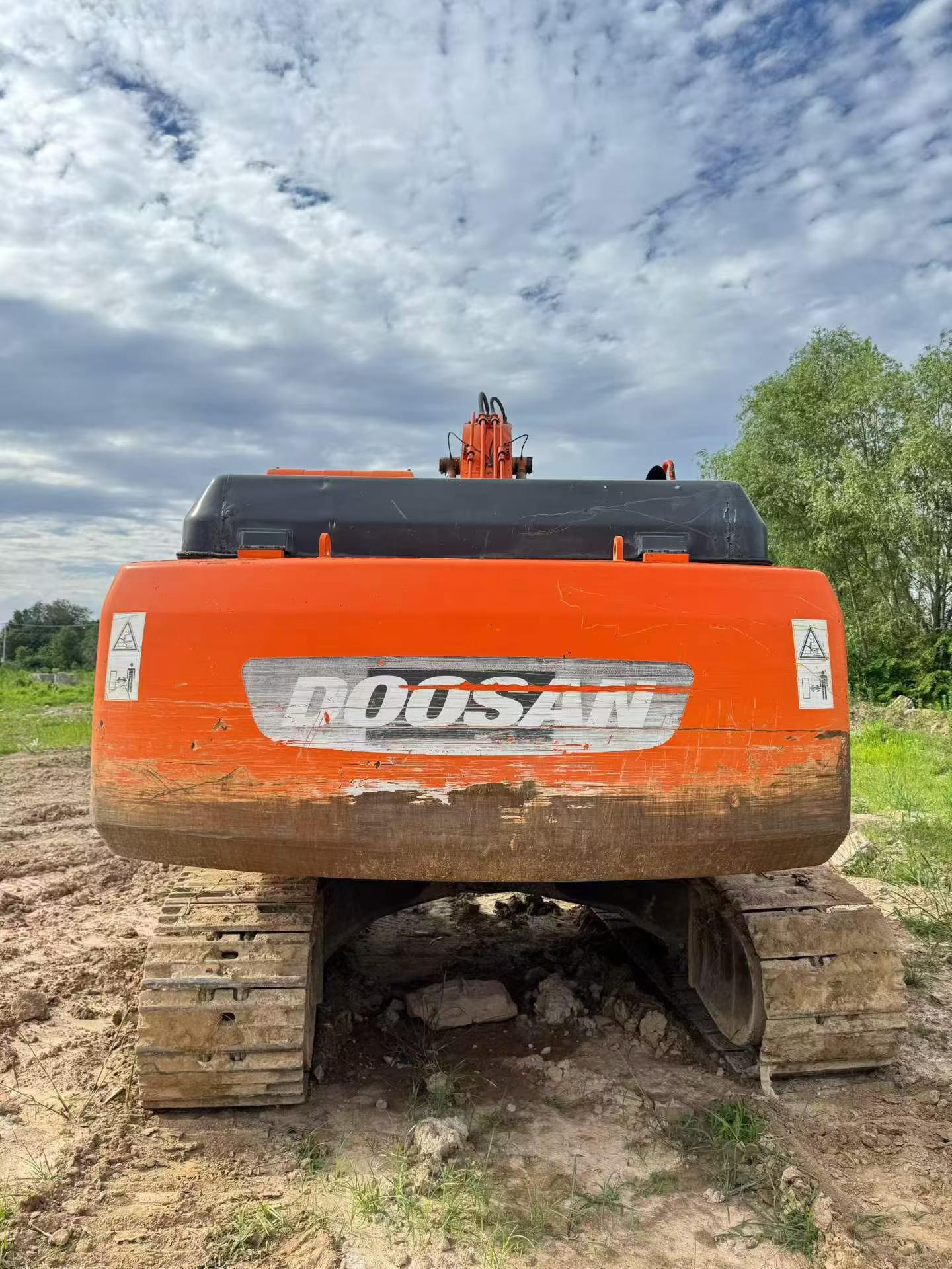 شراء حفارة Doosan DH225-9 مستعملة / 2