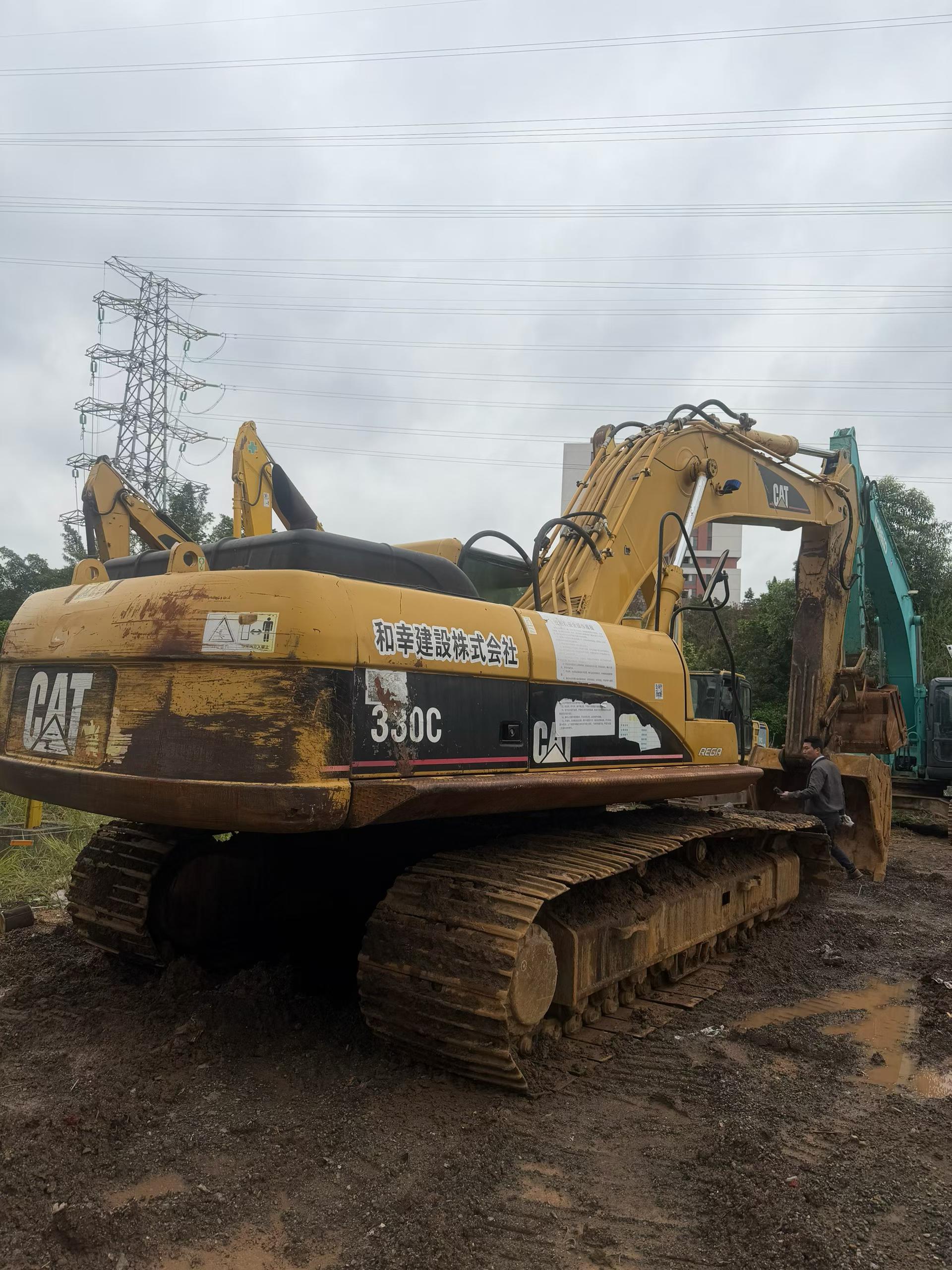 شراء حفارة Caterpillar 330C مستعملة / 2