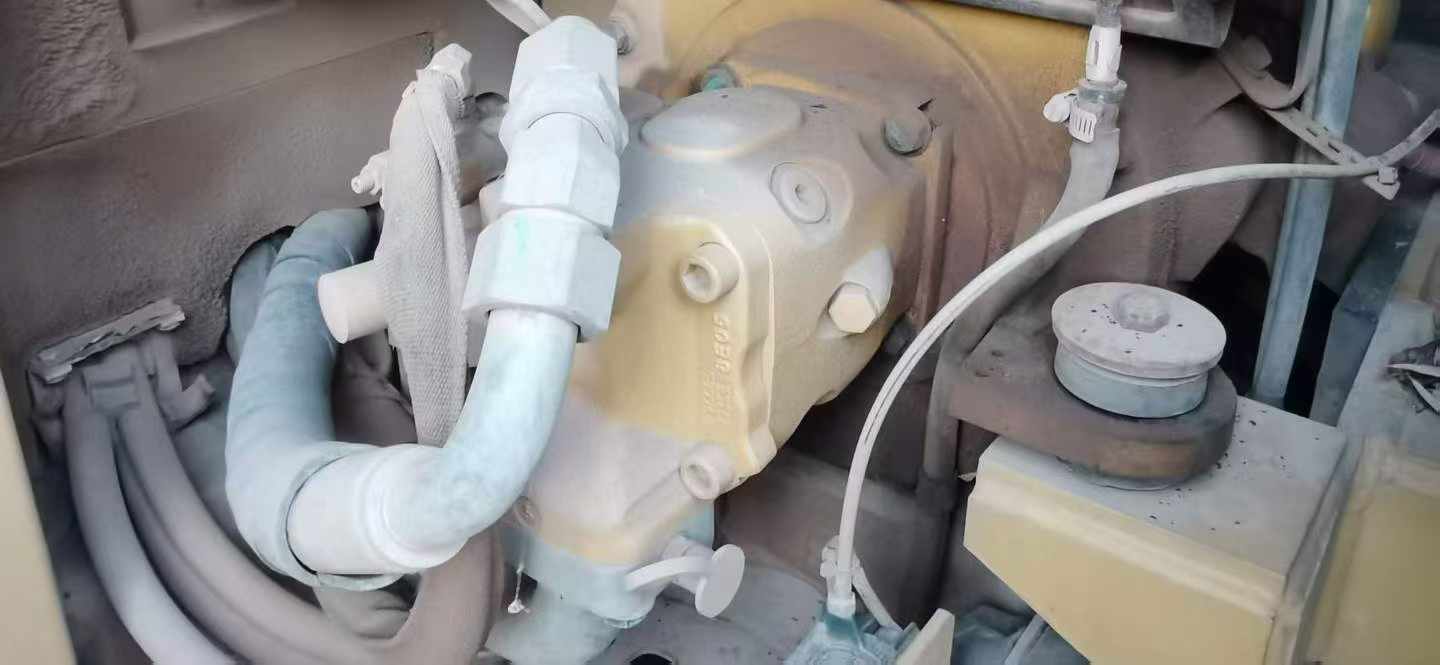 شراء حفارة Caterpillar 305.5 مستعملة / 6