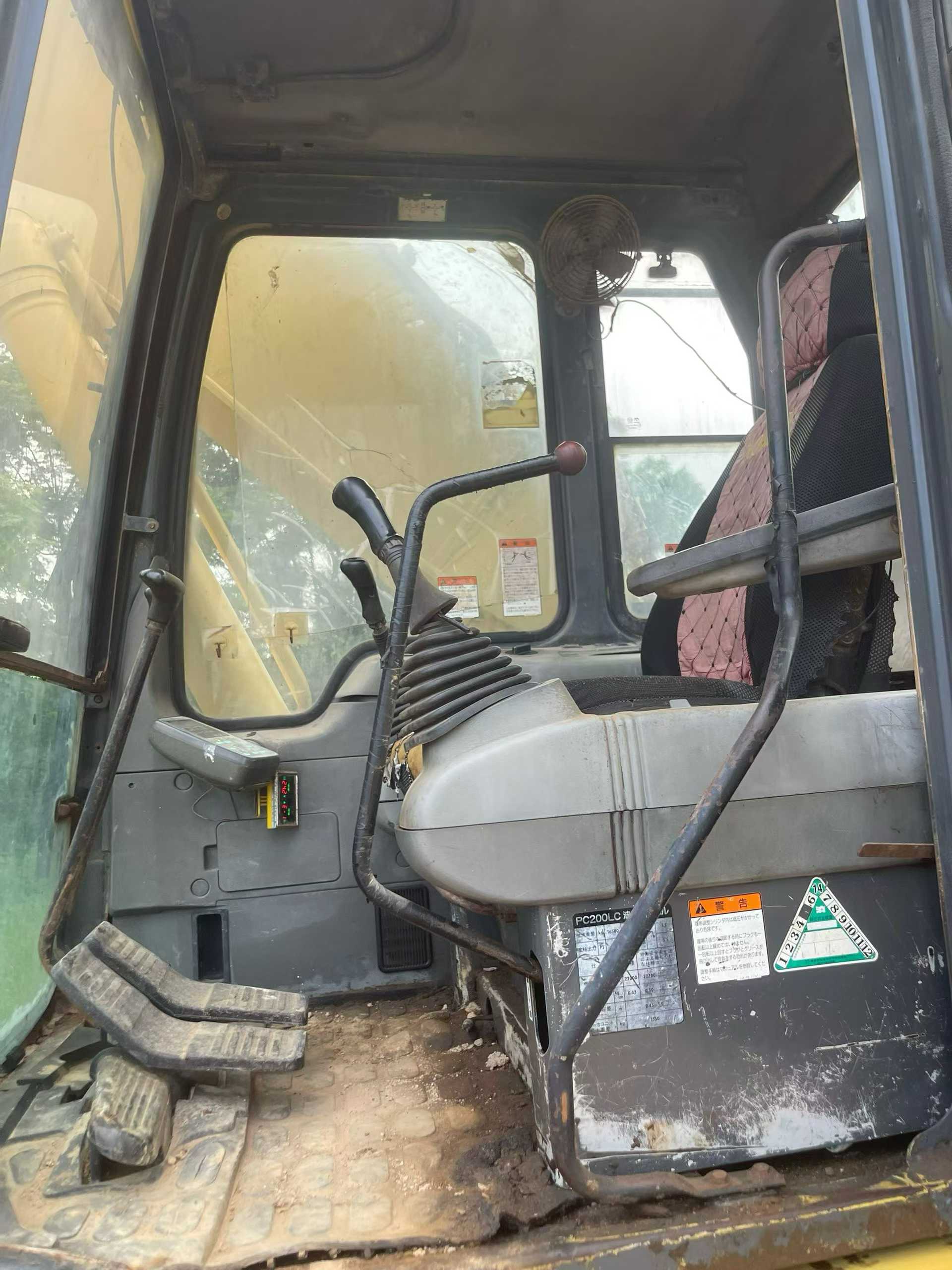 شراء حفارة Komatsu PC200-6 مستعملة / 8