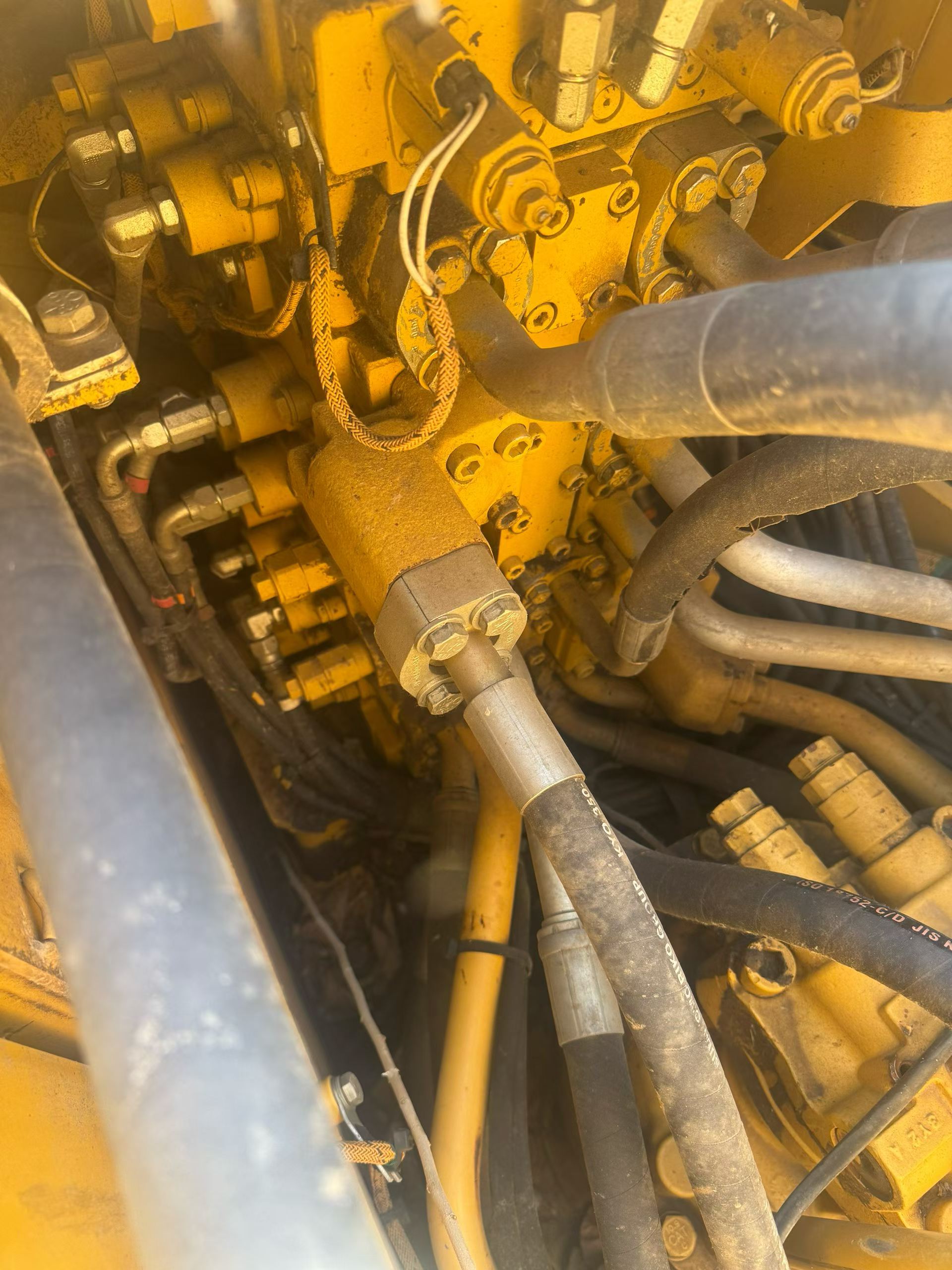 شراء حفارة Caterpillar 320E مستعملة / 3