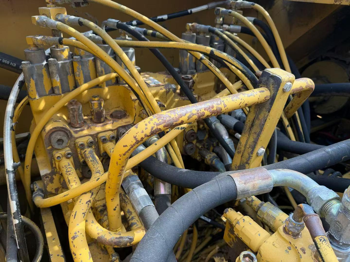 شراء حفارة Caterpillar 320B مستعملة / 5