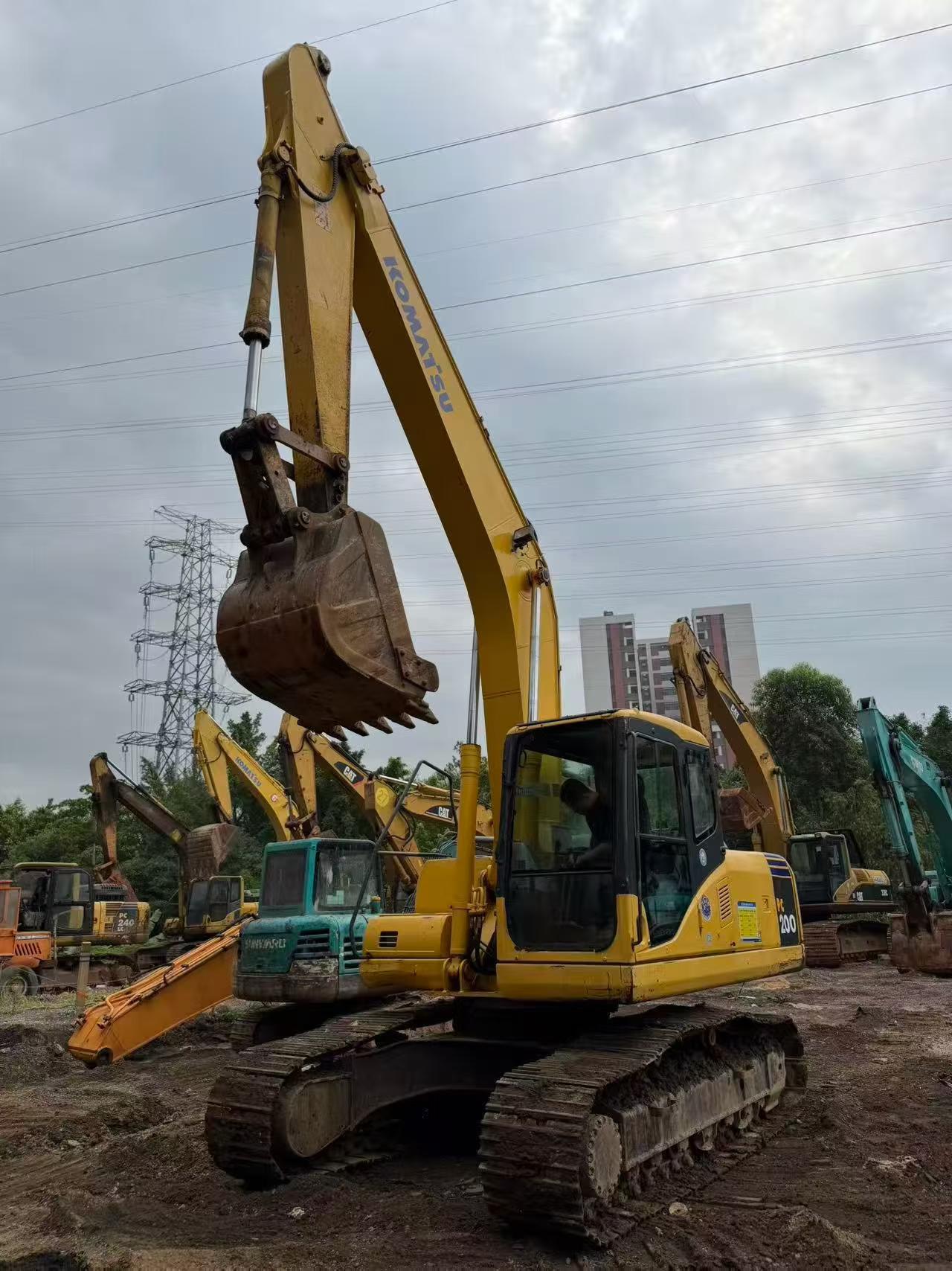 Buy Komatsu PC200-7 Used Excavator / 3