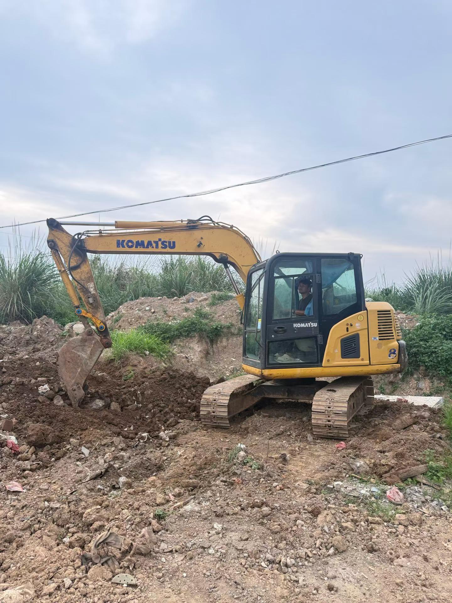 شراء حفارة Komatsu PC60-8 مستعملة / 2