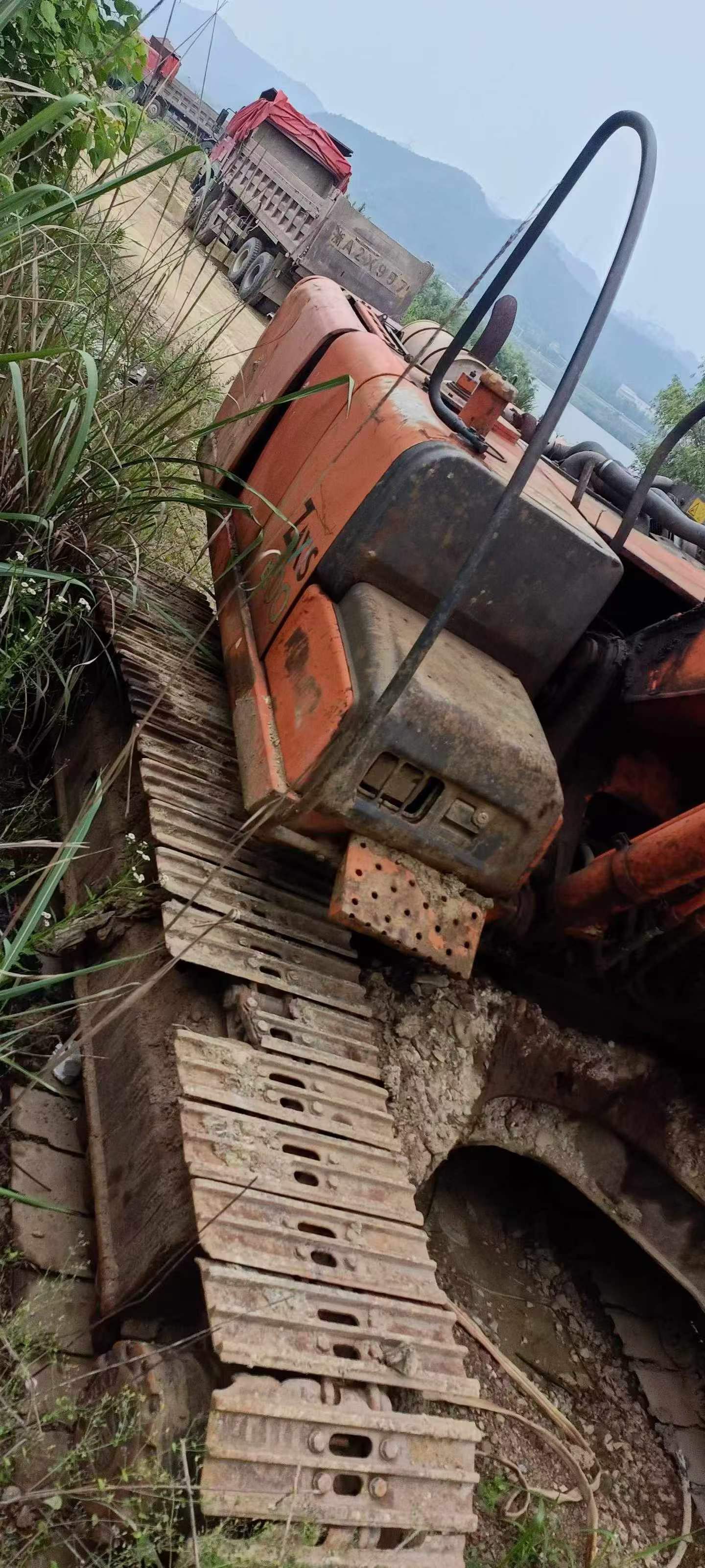 Buy Hitachi ZX200-6 Used Excavator / 3