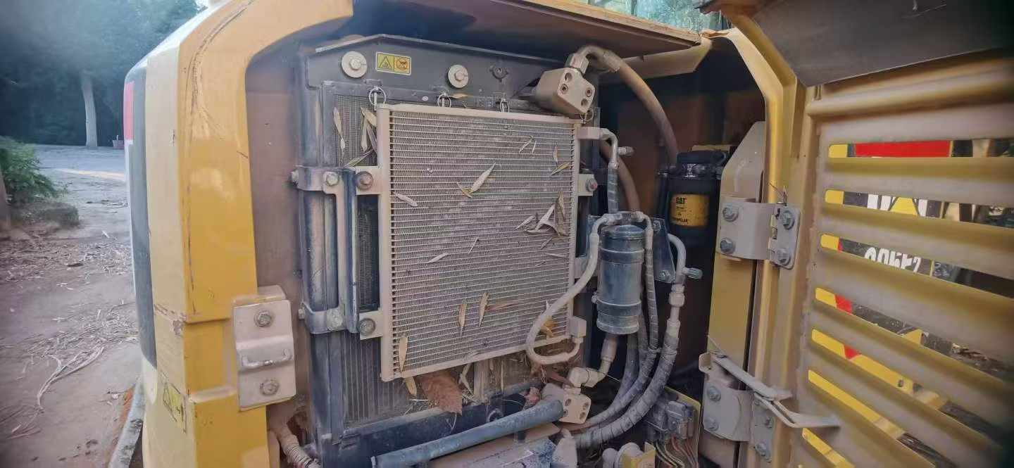 شراء حفارة Caterpillar 305.5 مستعملة / 7