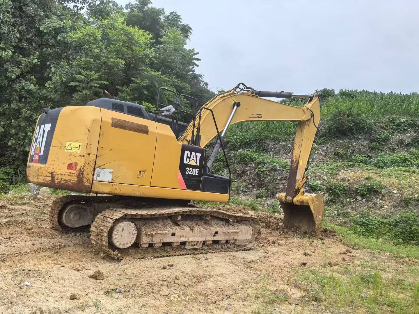 شراء حفارة Caterpillar 320E مستعملة / 3