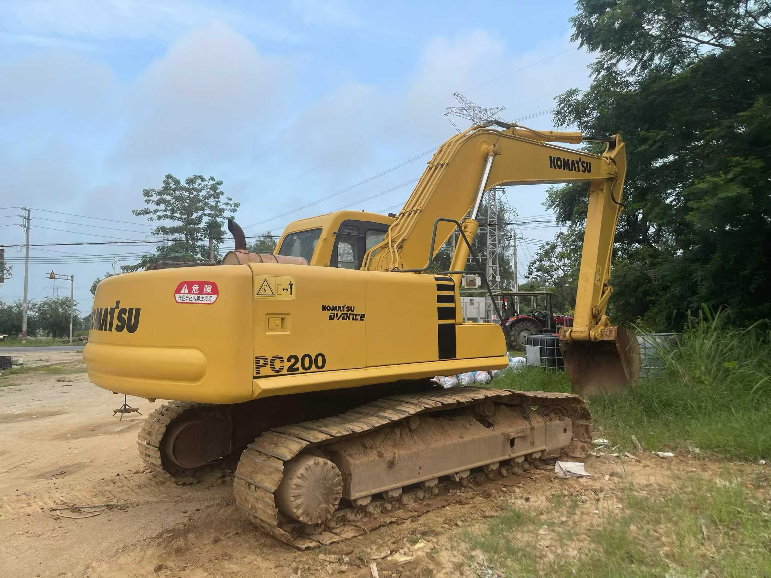 شراء حفارة Komatsu PC200-6 مستعملة / 2