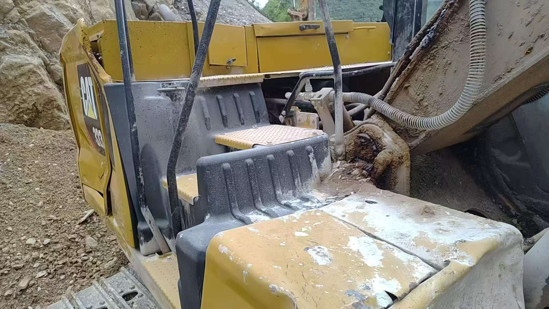 Buy Caterpillar 323 Used Excavator / 6
