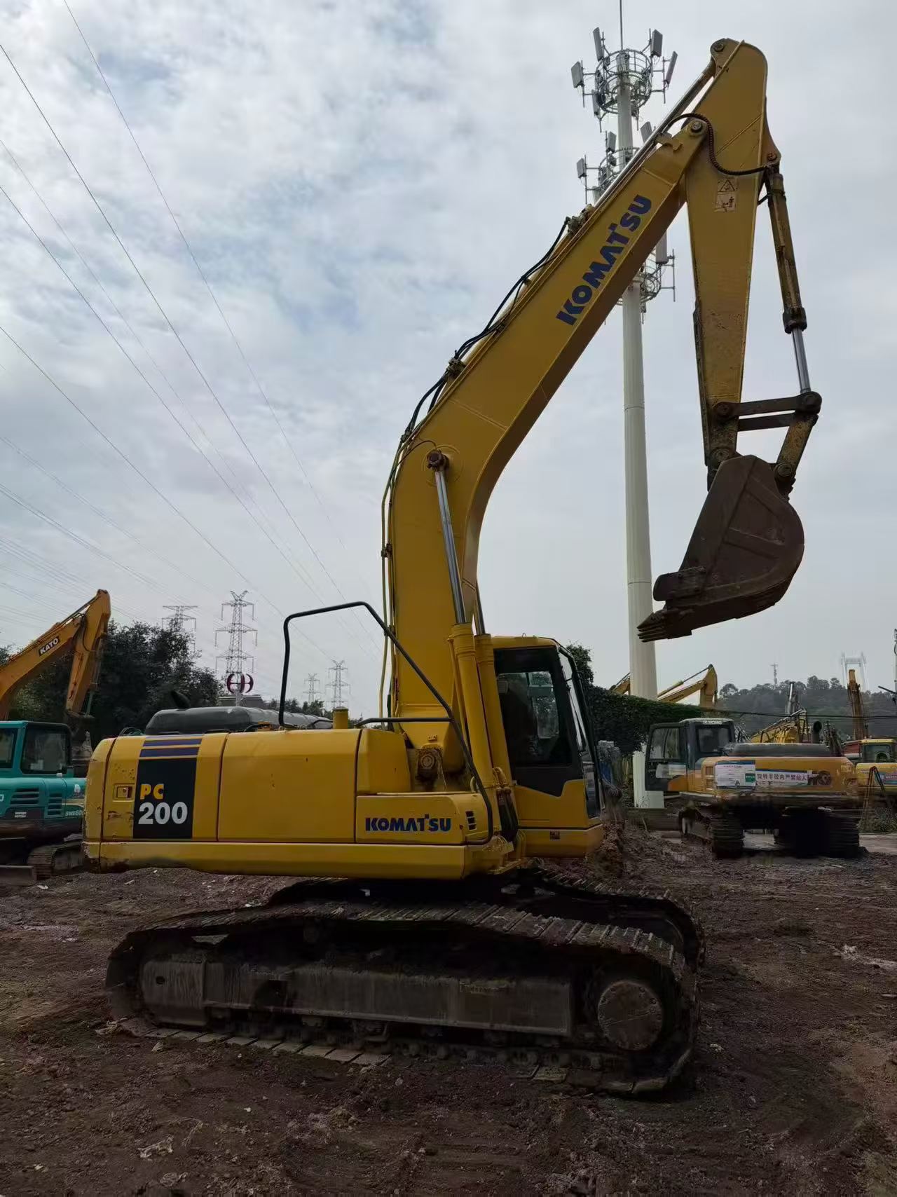 Buy Komatsu PC200-7 Used Excavator / 4