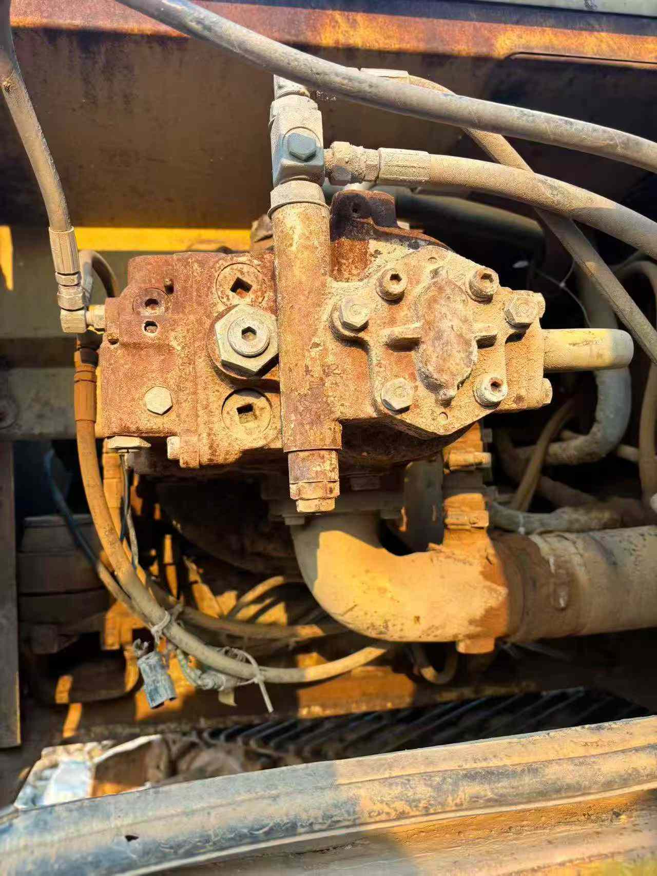 شراء حفارة Komatsu PC200-6 مستعملة / 6