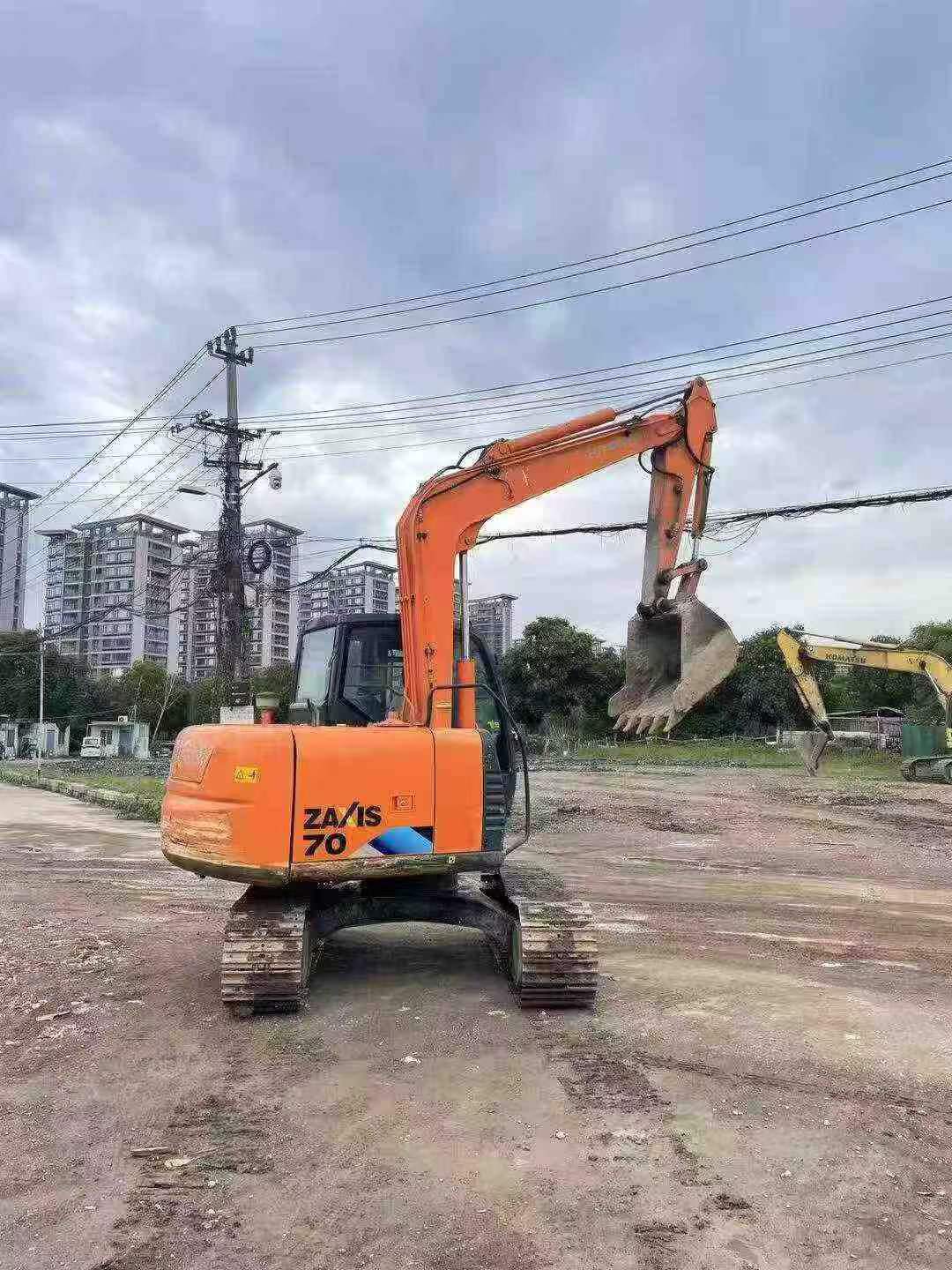 شراء حفارة Hitachi ZX70-3 مستعملة / 2