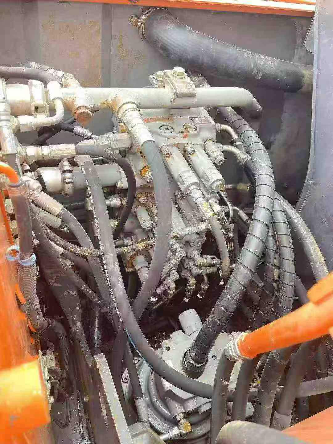 شراء حفارة Hitachi ZX70-3 مستعملة / 3