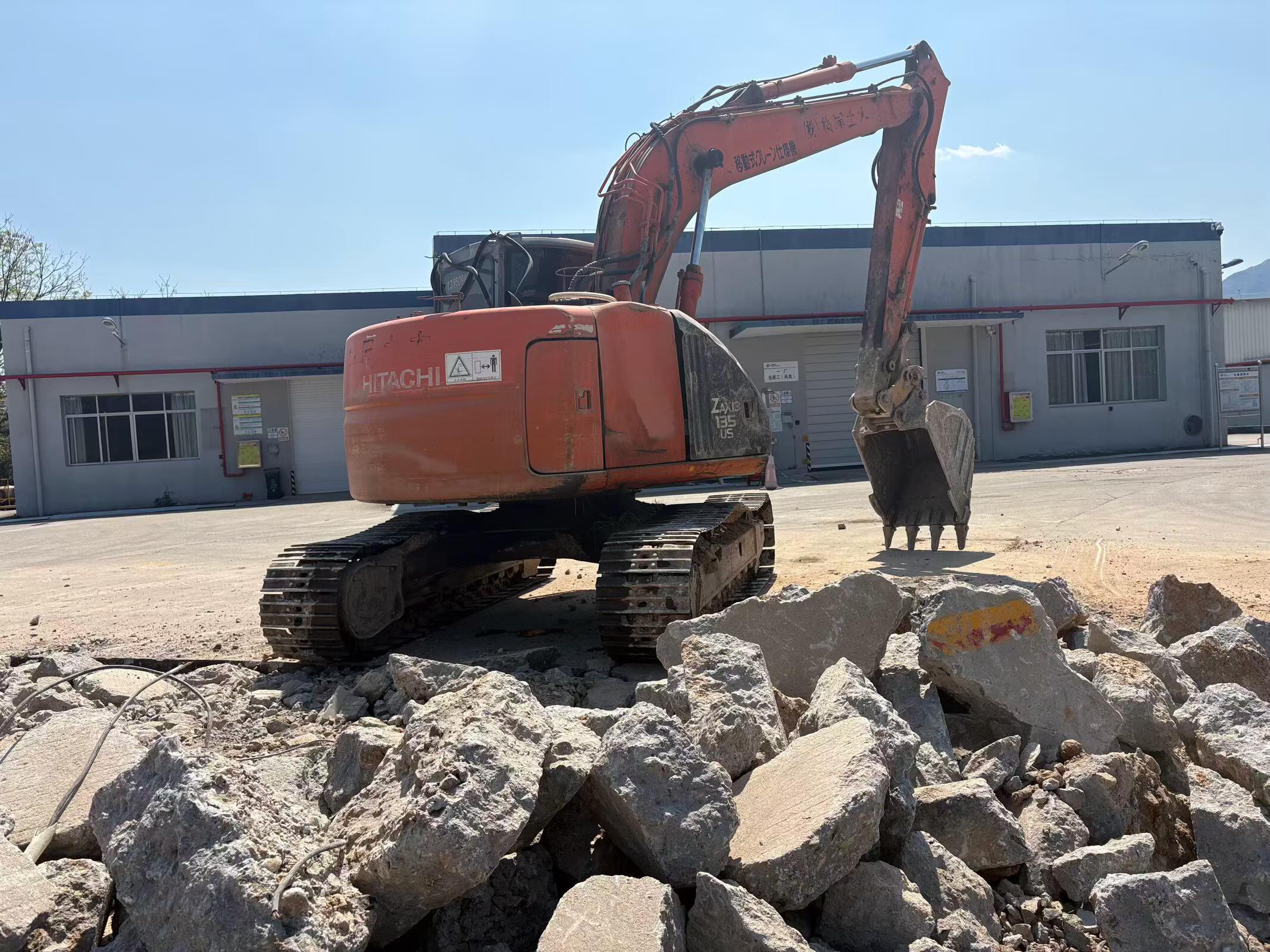 Buy Hitachi EX135UR Used Excavator / 2
