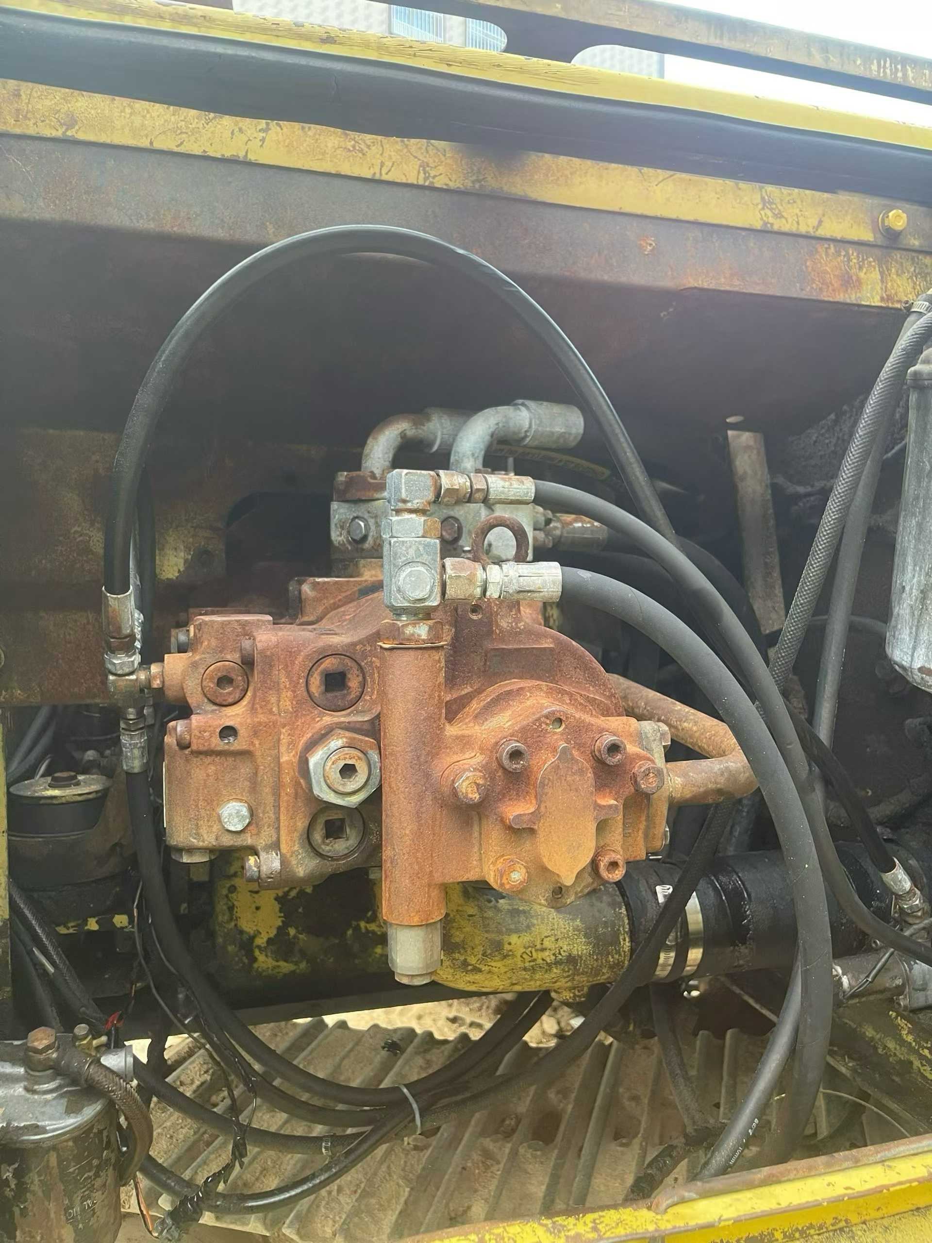 شراء حفارة Komatsu PC200-6 مستعملة / 4