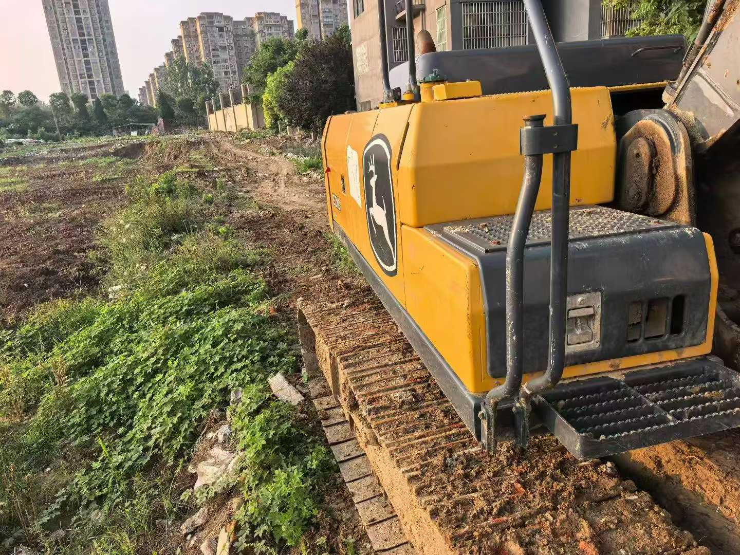 شراء حفارة JohnDeere E210LC مستعملة / 6
