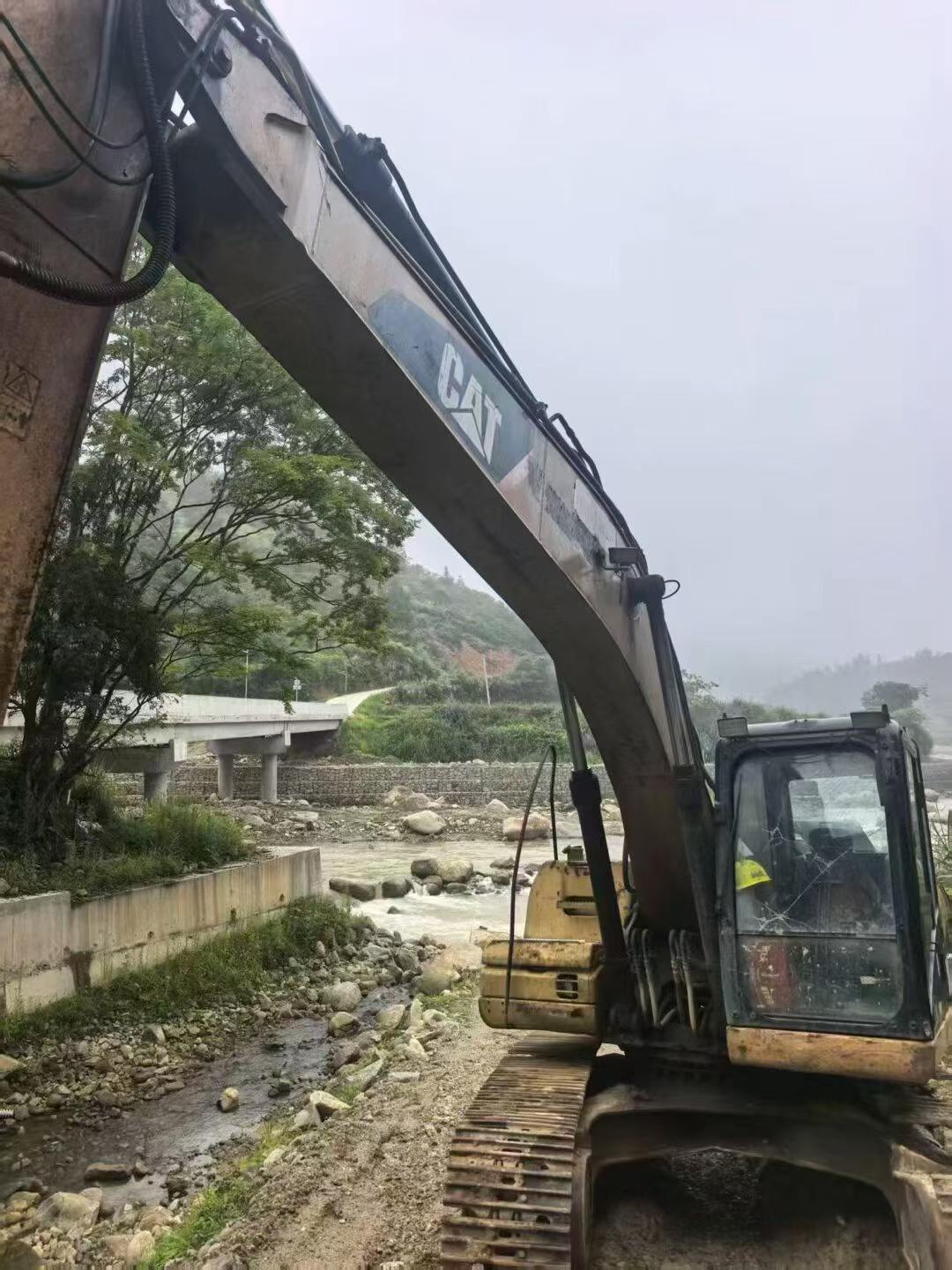 شراء حفارة Caterpillar 320A مستعملة / 4