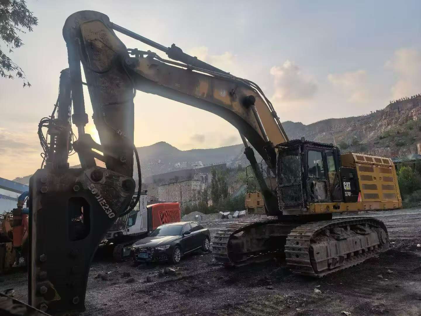 شراء حفارة Caterpillar 374D مستعملة / 7