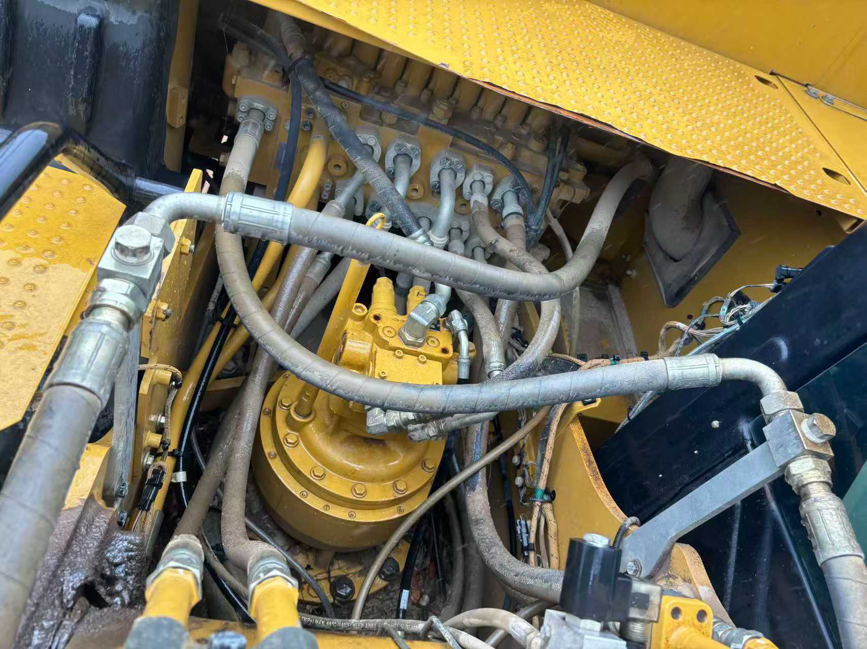 شراء حفارة Caterpillar 320A مستعملة / 2
