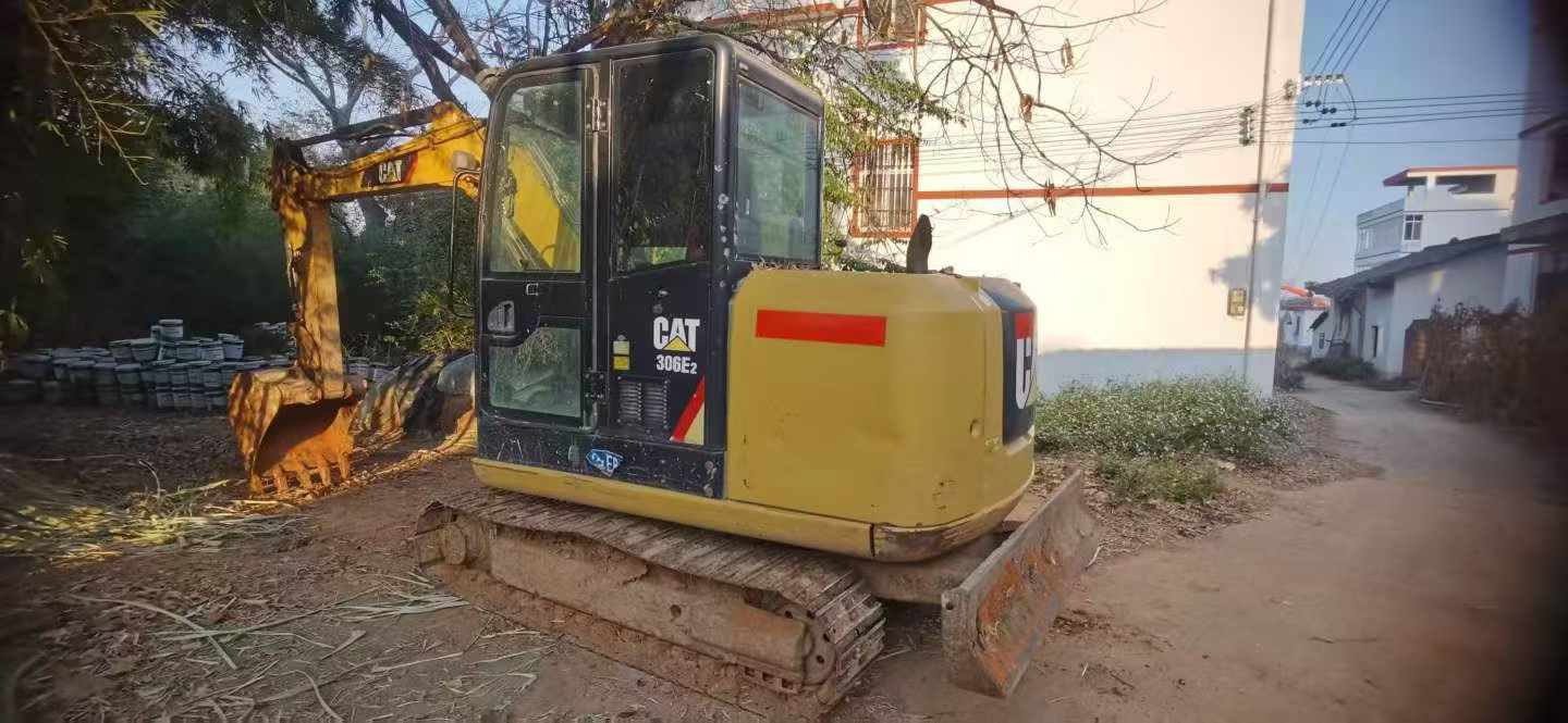 شراء حفارة Caterpillar 305.5 مستعملة / 3