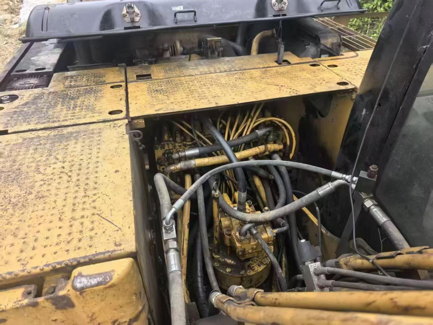 شراء حفارة Caterpillar 320A مستعملة / 3