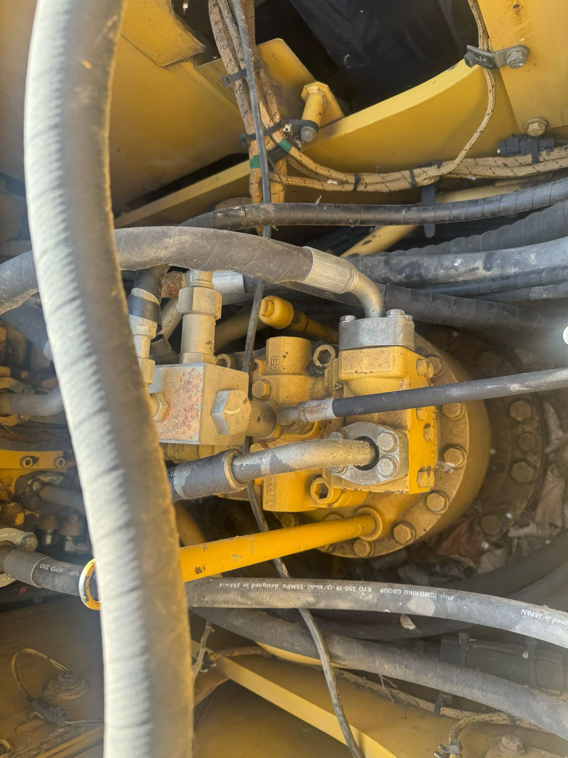 شراء حفارة Caterpillar 320E مستعملة / 4