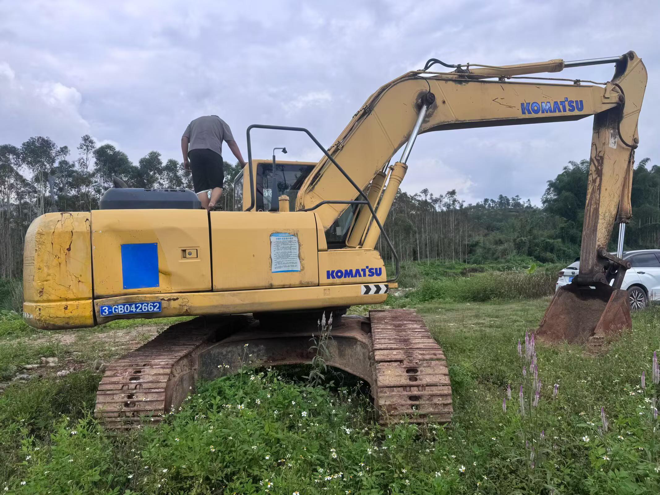 Buy Komatsu PC220-8 Used Excavator / 4 Buy Komatsu PC220-8 Used Excavator / 4
