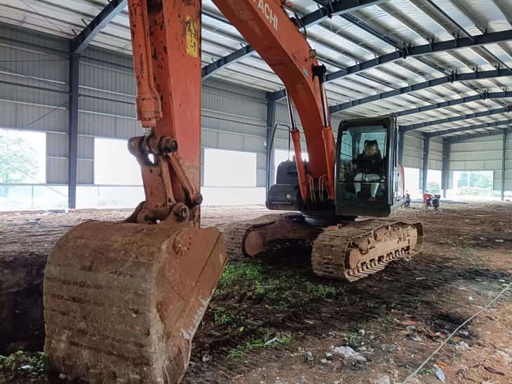 Buy Hitachi EX200-3 Used Excavator / 1