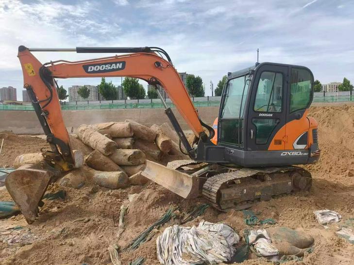 Buy Doosan DH60 Used Excavator / 1