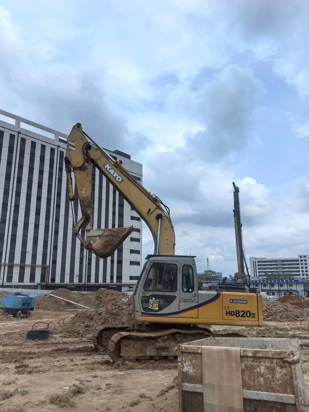 Buy Kato 820-3SP Used Excavator / 1