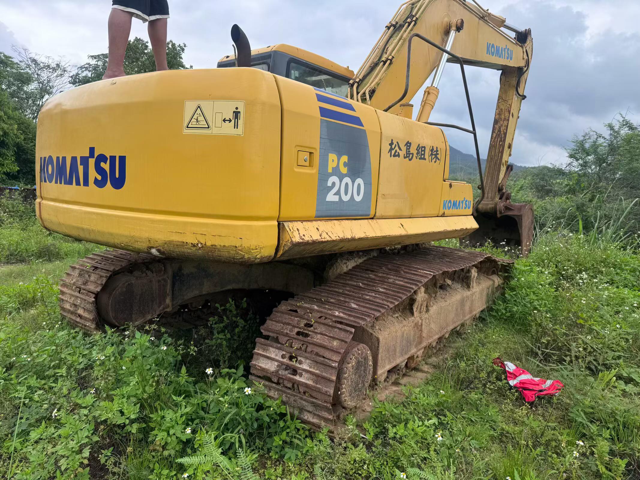 Buy Komatsu PC220-8 Used Excavator / 2 Buy Komatsu PC220-8 Used Excavator / 2